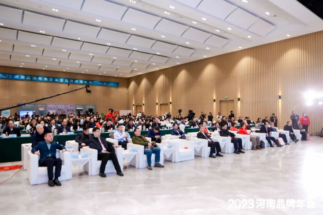 荣誉｜米兰app登录入口_米兰online(中国)乳业集团在2023河南品牌年会暨河南品牌传播大会上斩获三项殊荣
