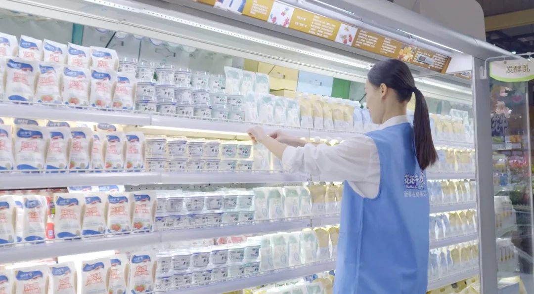 点赞！河南日报要闻02版——报道米兰app登录入口_米兰online(中国)乳业集团郑州分公司乳制品生产场景，彰显米兰app登录入口_米兰online(中国)乳业集团发展新活力