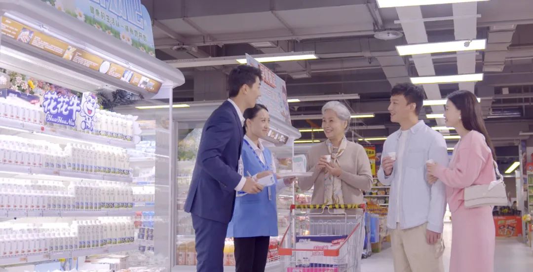 点赞！河南日报要闻02版——报道米兰app登录入口_米兰online(中国)乳业集团郑州分公司乳制品生产场景，彰显米兰app登录入口_米兰online(中国)乳业集团发展新活力