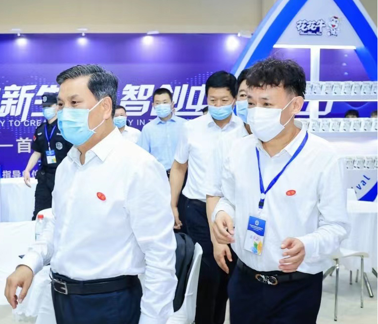 米兰app登录入口_米兰online(中国) | 第34届中原畜牧业交易博览会开幕河南省人民政府副省长武国定莅临米兰app登录入口_米兰online(中国)展台参观