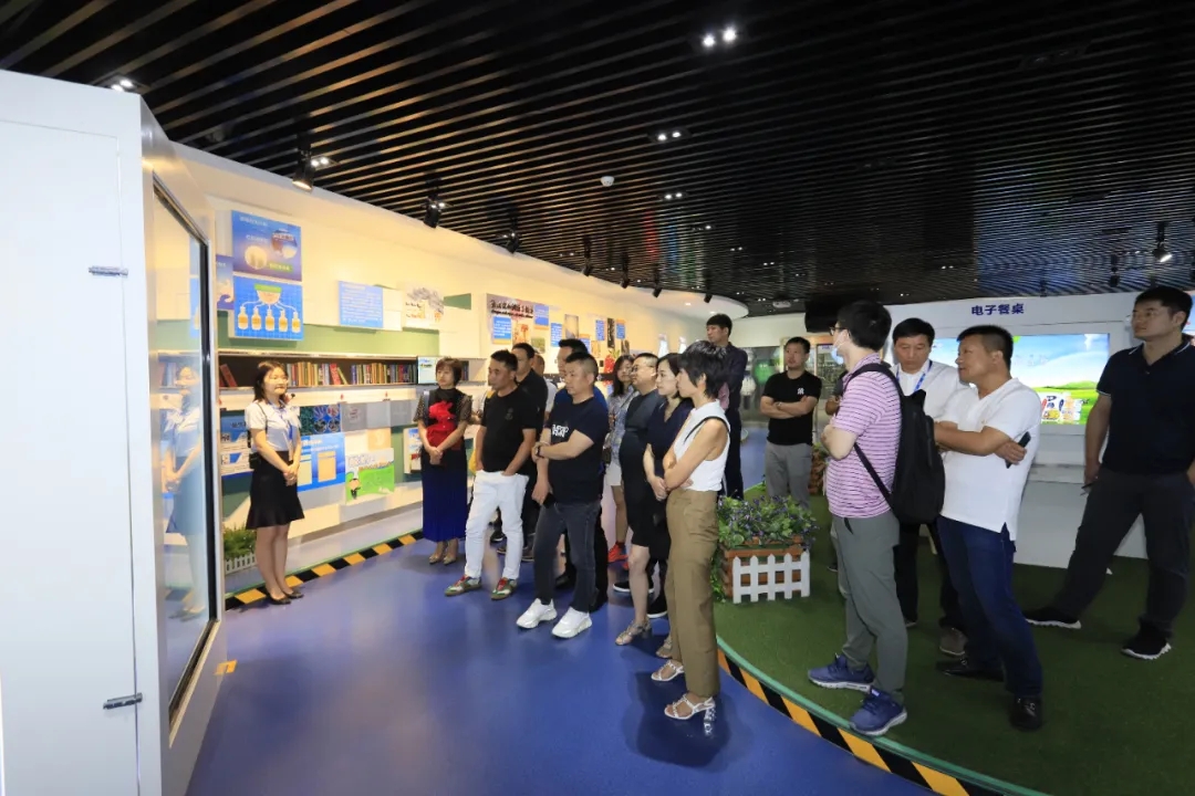 快讯 | 长江商学院智能制造学会走进米兰app登录入口_米兰online(中国)乳业集团