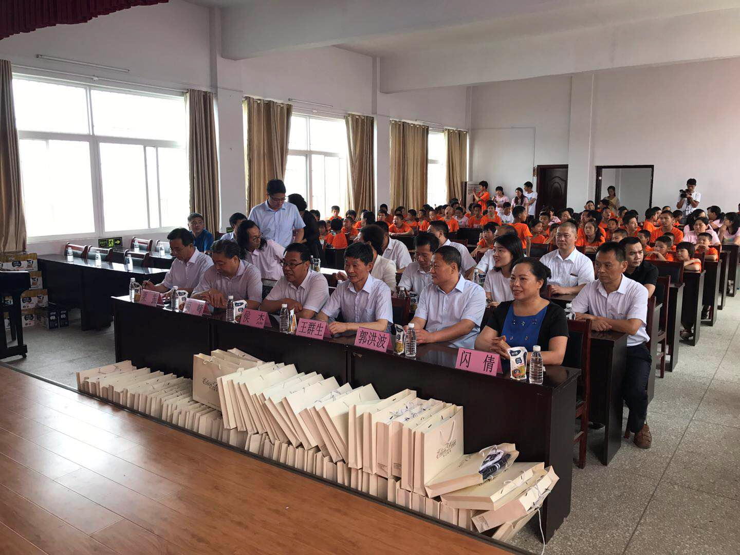 “关爱特殊儿童,让爱洒满人间—米兰app登录入口_米兰online(中国)乳业集团2018中国小康牛奶行动” 公益助学泌阳捐赠仪式 “关爱特殊儿童,让爱洒满人间—米兰app登录入口_米兰online(中国)乳业集团2018中国小康牛奶行动” 公益助学泌阳捐赠仪式