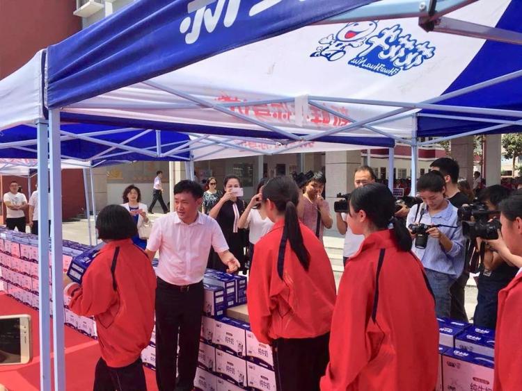 “健康中原，牛奶伴您行——米兰app登录入口_米兰online(中国)乳业集团2018中国小康牛奶行动” 公益助学启动仪式隆重举行