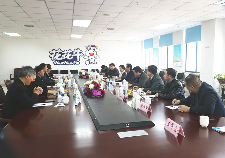 封丘县县长王献臣一行莅临 米兰app登录入口_米兰online(中国)集团养殖、乳品事业部参观调研 封丘县县长王献臣一行莅临 米兰app登录入口_米兰online(中国)集团养殖、乳品事业部参观调研