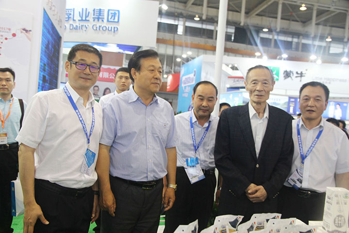 米兰app登录入口_米兰online(中国)亮相第八届中国奶业大会，又获农业部长一声赞！