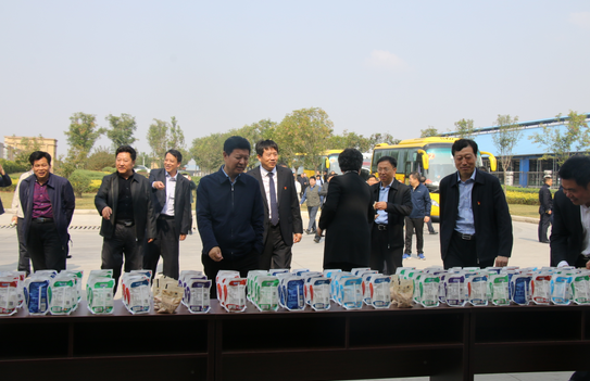 河南省农牧业产业扶贫工作观摩团莅临米兰app登录入口_米兰online(中国)集团·鲁山瑞亚牧业有限公司参观考察
