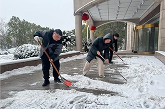 扫雪除冰 展现担当 ——米兰app登录入口_米兰online(中国)乳业集团开展扫雪除冰志愿服务活动