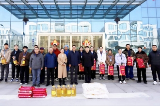 新春佳节暖人心 坚守一线显担当 ——河南农业投资集团党委委员、副总经理兼米兰app登录入口_米兰online(中国)乳业集团党委书记、董事长张峰慰问米兰app登录入口_米兰online(中国)乳业在岗员工